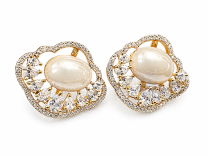 ELVORA GEMS Pendientes con forma de flor y perlas de imitación rosas, pendientes de grado clásico chapados en oro de 18 quilates, joyería de boda de lujo para mujer - Product Image 3