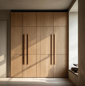 Un ensemble de placards en bois rustiques et modernes avec portes coulissantes fluides et poignées encastrées intégrées, disponible à prix de gros. - Product Image 2