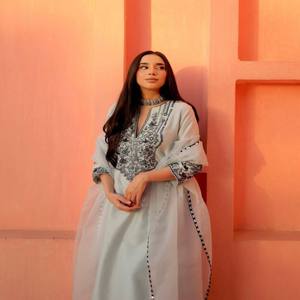 Ensemble Kurta et pantalon en Georgette pour femme VASTRA COTTAGE, idéal pour les soirées, avec broderies en papier métallisé, détails en dentelle et dupatta assortie. - Product Image 5