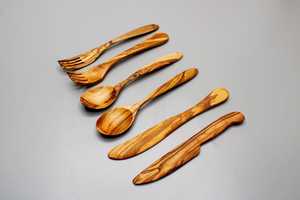 Juego de 6 cubiertos de madera de olivo – 2 tenedores, 2 cucharas, 2 cuchillos – Hechos a mano, aprox. 20 cm, Cubiertos sostenibles, Accesorio de cocina - Product Image 2