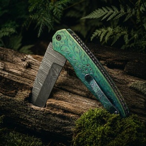 Couteau de poche pliant artisanal en acier Damas de qualité industrielle Pasha Enterprises, lame à pointe tombante, manche gravé vert, garantie 3 ans - Product Image 5