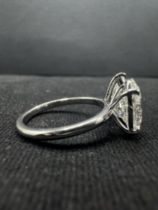 Bague en diamant ovale taille poire de 5 carats certifiée IGI, en platine PT950, sertie de griffes, modèle Toi et Moi - Product Image 5