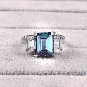 Anillo de Alejandrita en Plata de Ley 925, Corte Esmeralda, Certificado IGI, Diseño Art Deco Vintage, Gema que Cambia de Color, Joyería para Mujer - Product Image 1