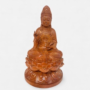La statue assise de la déesse de la miséricorde est sculptée d'un seul bloc de bois de Huong. - Product Image 4