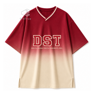 เดลต้า |   ซิกมา | เสื้อยืดโอเวอร์ไซส์สำหรับผู้หญิง Theta Sorority สีแดงครีม ทรงหลวมสบาย คอวี ลายกราฟิกแบบกรีกสำหรับกลุ่มพี่น้อง - Product Image 1