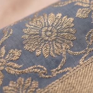 Élégante écharpe en soie et coton de Banarasi, tissu satiné - Product Image 4