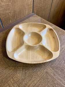 Nouveau plateau de service rond en bois d'acacia au design moderne et tendance, avec compartiments séparés pour les sauces, écologique et fait main, idéal pour les amuse-gueules. - Product Image 5