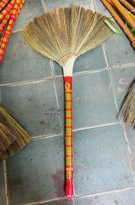 GRAN FIESTA 2026! Escoba de hierba suave tejida a mano - Mango envuelto en plástico de larga duración - Escoba vietnamita de la mejor calidad - Ecológica - Product Image 5