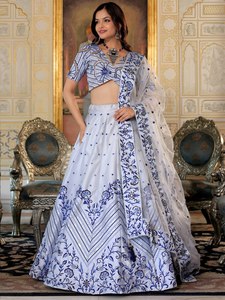 Robe de demoiselle d'honneur en organza brodée bleue, silhouette en A, jupe longue, manches courtes, haut court, style classique, couleur bonbon - Product Image 5