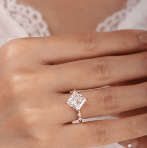 Bague de Mariage Alternative en Or Jaune Massif Certifiée IGI avec Diamant de Laboratoire Taille Princesse pour Femme, Luxe, Sertissage en Queue de Pie, Nature Princess - Product Image 6