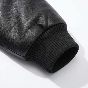 Chaqueta bomber de cuero negra con capucha |   Abrigo Acolchado con Capucha y Cierre de Cremallera en Piel Sintética |   Chaqueta Bomber Oversize de Estilo Urbano |   Fabricante OEM Personalizado - Product Image 5