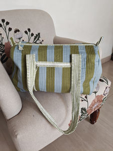 Bolsa de Viaje Acolchada de Algodón con Estampado de Rayas Verdes y Cierre de Cremallera |   Bolsa Ligera para Fin de Semana y Gimnasio - Product Image 6