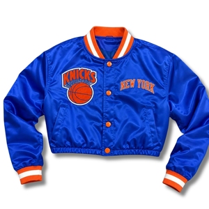 Blouson bomber court en satin bleu pour l'hiver |   Vêtement d'extérieur de style universitaire à rayures orange pour les fans de basketball, streetwear athlétique tendance - Product Image 1
