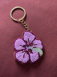 Porte-clés élégant fait main avec de magnifiques détails perlés pour un usage quotidien et des cadeaux - Product Image 1