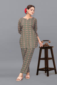 ชุดเซ็ตผ้าโพลีเรยอนพิมพ์ลายสำหรับผู้หญิง สีเขียว เป็นมิตรกับสิ่งแวดล้อม คอกลม คุณภาพสูง คอลเลคชั่นบูติก Kiran Nexus ไซส์ S ถึง 3XL - Product Image 1