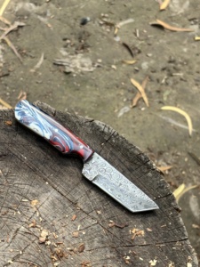 Cuchillo de Desollar Hecho a Mano de Acero de Damasco con Mango de Resina Colorida, Premium, Personalizado, OEM, ODM - Product Image 4
