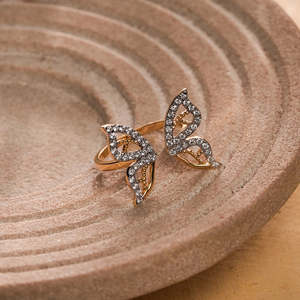 Elegante Anillo de Diamantes con Forma de Mariposa en Acabado Dorado – Diseño Abierto Delicado, Piedras Brillantes, Joyería Ajustable - Product Image 1