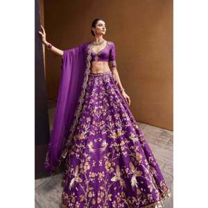 Hermoso Lehenga Choli de Seda para Fiestas, Adornado con Lentejuelas y Trabajo Zari Dori - Product Image 5