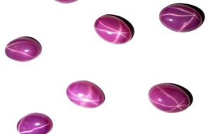 Rubis étoilé ovale 8x12 mm 4 carats, cabochon poli créé en laboratoire avec effet étoile à 6 branches pour la fabrication de bijoux - Product Image 6