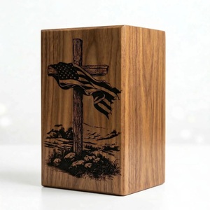 Urne funéraire en bois personnalisée, durable et écologique, avec motif drapeau américain et croix, capacité de 220 pouces cubes - Product Image 1