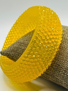 Brazaletes de Resina con Acabado Elegante, Brazaletes de Resina de Estilo Sofisticado, Brazaletes de Resina de Color Sólido, Resina para Uso en Fábrica y Venta al Por Mayor Personalizada - Product Image 3