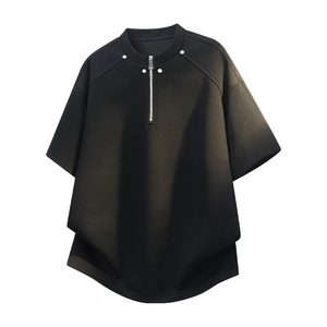 เสื้อยืดคอตั้งแขนสั้นทรงหลวมสำหรับผู้ชาย แบบซิป ¼ ตัว ผ้าถัก สีเทาล้วน ชายเสื้อแบบดรอปเฮม สไตล์สตรีทแวร์ - Product Image 3