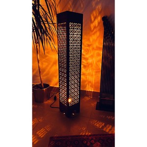 Lampadaire géométrique moderne en métal, style industriel, avec motif gravé - Product Image 2