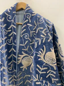 Chaqueta de Terciopelo Azul Bordada a Mano para Mujer, con Intrincados Motivos Florales, Terciopelo Suave, Frente Abierto, Estilo Kimono Corto - Product Image 5