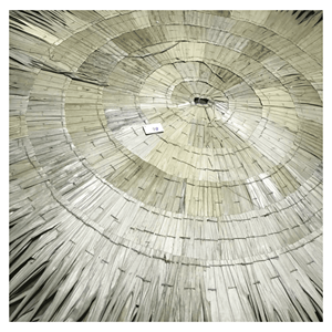 Parasol en feuilles de palmier avec support en bois massif pour l'ombrage et la décoration de plage, Vietnam - Product Image 1