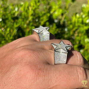 Bague signet d'aviateur pour homme en or jaune, sertie de diamants de laboratoire, style 'Iced Out', bague statement de luxe, mode Hip Hop - Product Image 5