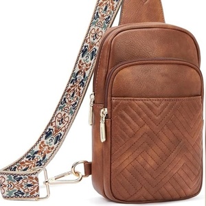 Elegante bolso bandolera para mujer en suave cuero marrón con correa ancha tejida de estilo étnico y múltiples bolsillos con cremallera. - Product Image 6