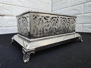 Boîte de rangement décorative en métal martelé, idéale pour la décoration du salon, du bureau et des tables consoles, vente en gros depuis l'Inde - Product Image 3