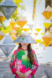 Chapeau conique traditionnel du Vietnam fait à la main pour un festival spécial - Product Image 3