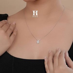 Pendentif halo en diamant de laboratoire taille ovale certifié IGI, collier solitaire ovale en or blanc 14 carats pour femme, fabricant de bijoux fins - Product Image 3