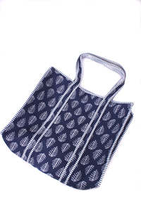 Bolso Tote de Algodón Acolchado con Estampado de Hojas de Indigo, Bolso de Hombro de Gran Capacidad para Viajes, Fines de Semana y Compras - Product Image 5