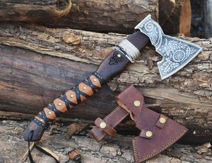 Hacha Vikinga Hecha a Mano de Acero con Alto Contenido de Carbono, Grabada, con Mango de Madera y Funda de Cuero, Regalo Nórdico para Hombres - Product Image 1