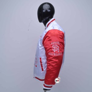 เสื้อแจ็คเก็ตวาร์ซิตี้สีขาวสำหรับผู้ชาย ปักลายตัวอักษร แขนเสื้อสีแดง สไตล์ลำลอง ระบายอากาศได้ดี ทันสมัย ปกเสื้อพับได้ ผลิตจากวัสดุโพลีเอสเตอร์ - Product Image 3