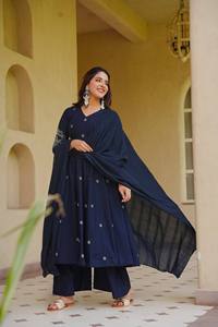 Conjunto de Salwar Kameez Azul Marino Tejido y Bordado sin Cuello para Mujer, Traje Largo con Lehenga para Fiesta o Boda - Product Image 6