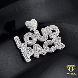Colgante de letras LOUD PACK con diamantes de moissanita al por mayor, con acento de corazón brillante, diseño de letras totalmente cubierto de diamantes, estilo streetwear de lujo - Product Image 1