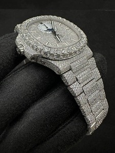 Reloj de Cuarzo Analógico Unisex de Lujo con Diamantes, Caja Redonda de 44 mm, Correa de Acero Inoxidable, Cierre Desplegable, Esfera con Números Romanos - Product Image 1