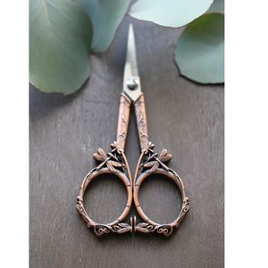 Ciseaux à broderie Libellule – Ciseaux de quilting uniques sur le thème du jardin, finition cuivre, or, argent vintage - Product Image 3