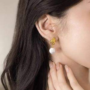 Boucles d'oreilles pendantes de style baroque vintage de Hong Kong, perles d'eau douce naturelles haut de gamme, boutons irréguliers en forme de bouton, luxe - Product Image 4