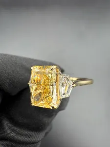 Anillo de Diamante Amarillo Corte Radiante con Piedras Laterales en Oro Amarillo, Anillo de Compromiso de Lujo, Elegante Joyería Fina para Novia, Regalo para Ella - Product Image 2