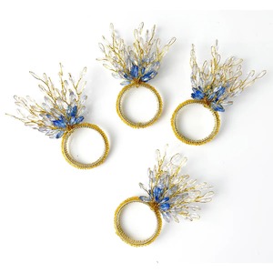 Porte-serviettes de luxe artisanal en fil d'or avec motif étoile bleue perlée, anneau de serviette en perles de verre bleues et blanches - Product Image 5
