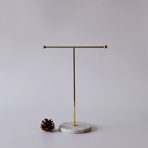 Présentoir à bijoux moderne à 3 niveaux avec barres suspendues, support de présentation pour colliers, base structurée, rangement élégant pour coiffeuse - Product Image 6