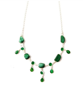 Collier artisanal en argent 925 avec pierres multicolores en malachite, bijoux minimalistes modernes pour femmes, à porter pour les occasions spéciales - Product Image 3