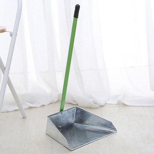 Juego de recogedor y escoba portátiles de acero con mango largo de metal, resistentes, duraderos, ecológicos y aptos para mascotas, para uso en interiores y exteriores. - Product Image 4