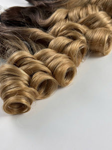 Extensions de cheveux humains vietnamiens bouclés et rebondissants, couleur ombrée blonde et naturelle, 28 pouces, trame de cheveux douce et volumineuse - Product Image 2
