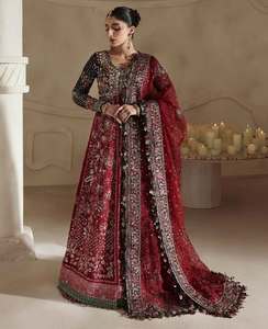Robe longue élégante en mousseline de soie rouge brodée, style lehenga, à manches longues, coupe trapèze, dos nu, avec traîne. - Product Image 3