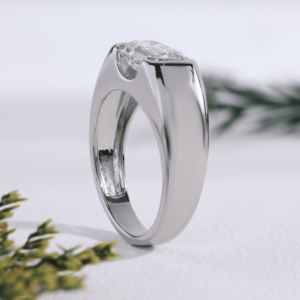 Anillo de lujo con diamante talla esmeralda en oro blanco, banda gruesa con engaste de bisel, anillos de compromiso para hombre, joyería moderna nupcial o de primera calidad para hombre - Product Image 2